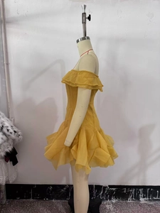 Vue détaillée d'une robe courte jaune à épaules dénudées avec volants et taille élastique