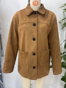 Détail de la veste en daim marron montrant le col à revers et le tissu mat