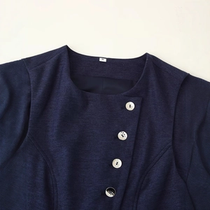 Gilet bleu marine ajusté à col rond, texture côtelée et boutons nacrés sur le côté