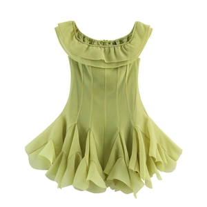 Vue détaillée d'une robe verte avocat à épaules dénudées avec col à volants et texture