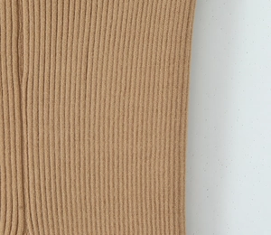 Macro del tessuto a costine kaki con dettagli di cucitura per completo in maglia