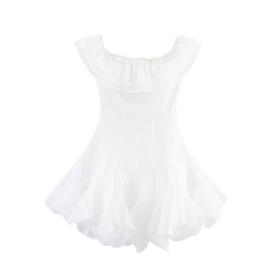 Détail de l'ourlet à volants multicouches et de l'encolure bustier sur la robe blanche