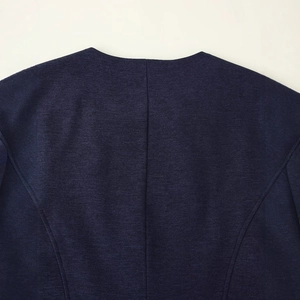 Gilet bleu marine ajusté pour femme avec col rond et détails de couture au dos élégants