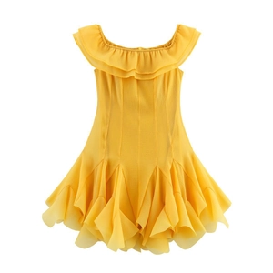 Détail de l'encolure à volants et du tissu texturé jaune sur la robe d'été