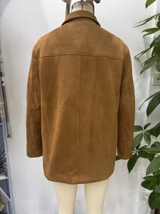 Vue détaillée des coutures arrière et de la texture suédée d'une veste marron