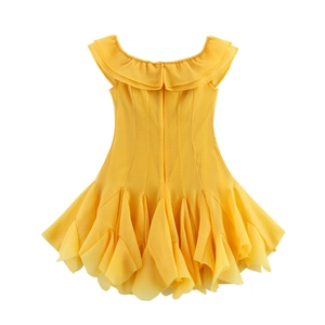 Détail d'une robe jaune à volants, épaules dénudées avec plis étagés et zip invisible