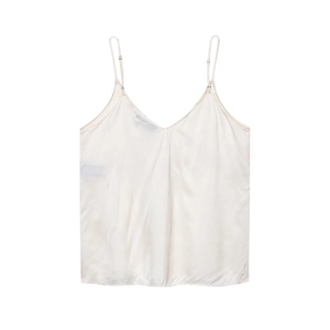 Detailansicht des cremeweißen Satin-Camisoles mit V-Ausschnitt und verstellbaren Trägern