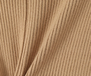 Macro di tessuto a maglia a coste kaki che mostra il motivo verticale e la densità del filato