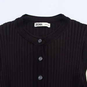 Robe longue noire en maille à manches courtes avec boutons et texture côtelée