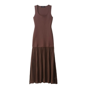 Dettaglio del corpetto in maglia e dell'orlo in chiffon a pieghe sull'abito lungo marrone