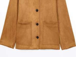 Détails de la veste en daim camel avec boutons noirs et grandes poches plaquées carrées