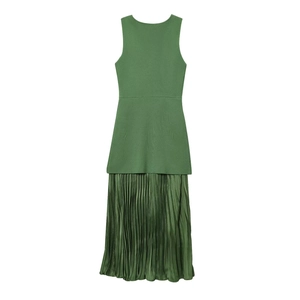 Dettaglio del top in maglia verde foresta senza maniche con gonna in raso plissettato