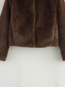 Detailansicht von Saum und Manschette der braunen Webpelzjacke mit dichter Plüschtextur