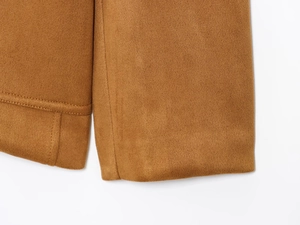 Détail de la veste en daim caramel montrant des coutures de qualité et texture douce