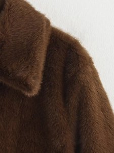 Makrodetail der dunkelbraunen Kunstpelz-Textur und der Reversnähte an diesem Wintermantel
