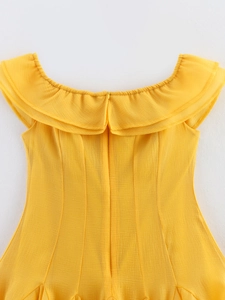 Détail d'une robe jaune avec col à volants et fermeture éclair invisible au dos