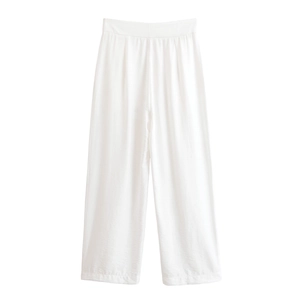 Vue détaillée de la taille lisse et du tissu texturé de haute qualité du pantalon large blanc