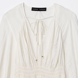 Elegant white V-neck pleated shirt with long sleeves and smocking waist design