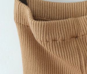 Dettaglio ravvicinato della vita in maglia a coste cammello con trama elastica verticale