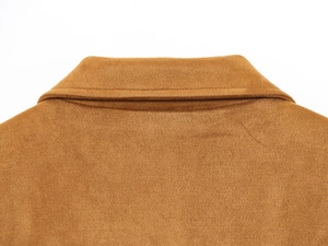 Gros plan détaillé des coutures du col sur une veste de baseball en daim camel