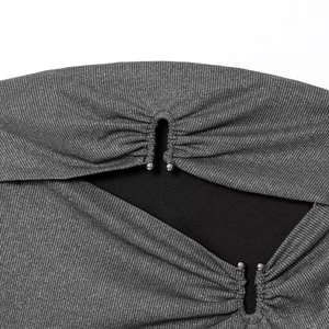 Schickes silbergraues Metallic-Strick-Tube-Top mit gerafftem Ausschnitt und Perlen