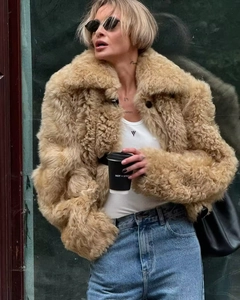 Détail de la texture en fausse fourrure bouclée et du col à revers du manteau camel