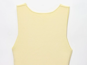Primo piano di un abito in maglia senza maniche giallo pallido con scollo rotondo liscio
