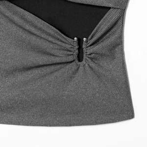 Schickes silbernes trägerloses Top mit Cut-Out-Design und silberner Perlenschnalle