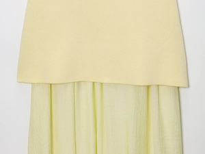 Dettaglio dell'abito estivo giallo chiaro con tessuto a maglia e chiffon a pieghe