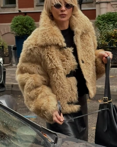 Vue street style d'un manteau en fausse fourrure camel clair avec revers surdimensionnés
