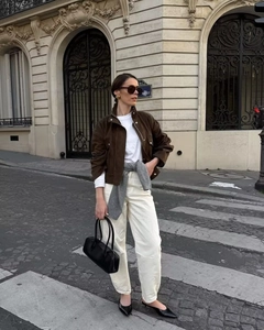 Look urbain avec une veste en daim marron zippée et un pantalon décontracté beige