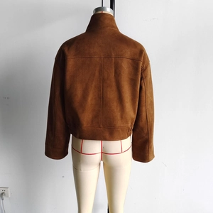Vue arrière détaillée d'une veste en daim marron foncé avec col montant et ourlet élastique