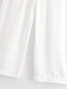 Détail de l'ourlet et de la texture du coton sur ce pantalon large blanc décontracté chic