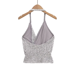 Détail des paillettes argentées scintillantes et de la couture du haut dos nu brillant