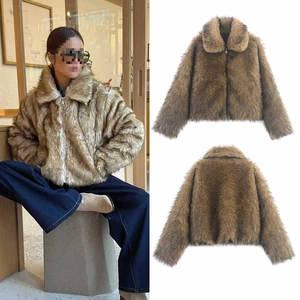 Vue détaillée d'une veste en fausse fourrure marron avec texture et fermeture éclair