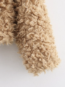Vue détaillée de la texture de fausse fourrure bouclée et de la laine de couleur kaki