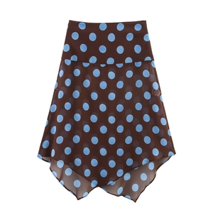 Détail d'une jupe marron à pois avec ourlet asymétrique et taille haute élégante