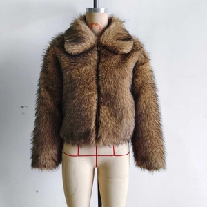 Détail d'une veste en fausse fourrure marron avec texture moelleuse et grand col