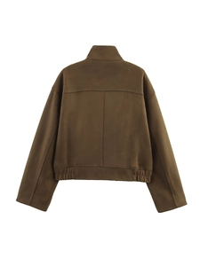 Vue détaillée du dos d'une veste en daim marron foncé avec coutures en forme de croix