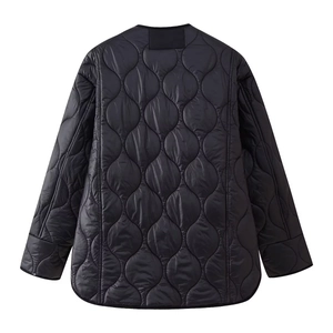Vue arrière de la veste en nylon matelassé noir avec ourlet arrondi et écusson au dos