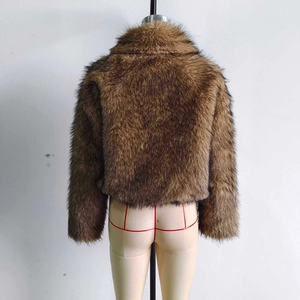 Vue arrière détaillée montrant la texture dense de la fourrure synthétique marron