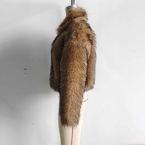 Vue détaillée d'une veste en fausse fourrure marron avec large revers et manches