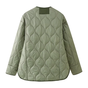 Vue arrière de la veste matelassée vert sauge avec coutures oignon et ourlet arrondi