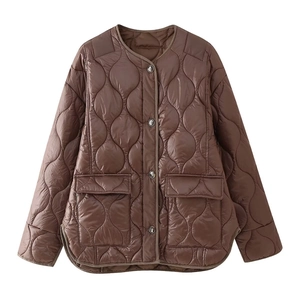 Détail du motif matelassé oignon et grandes poches à rabat sur veste marron