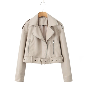 Dettaglio della giacca moto in PU beige chiaro con ampi revers e fibbie metalliche