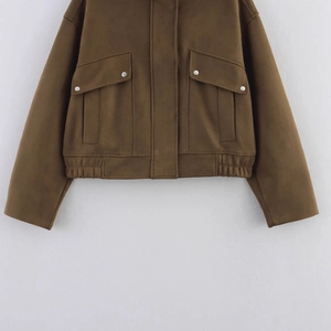 Veste zippée pour femme en simili daim marron avec poches et détails de clous métalliques