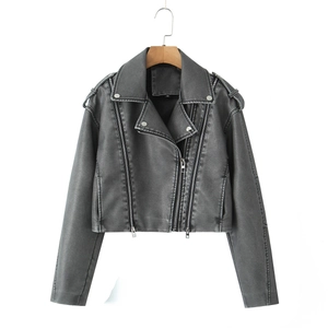 Detail der grauen PU-Leder Bikerjacke mit asymmetrischen Reißverschlüssen und Revers