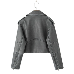 Rückansicht einer dunkelgrauen PU-Leder Bikerjacke mit Schulterklappen und Reißverschluss