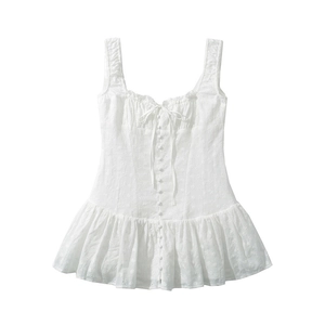 Abito francese bianco in cotone con scollo quadrato e ricami floreali delicati