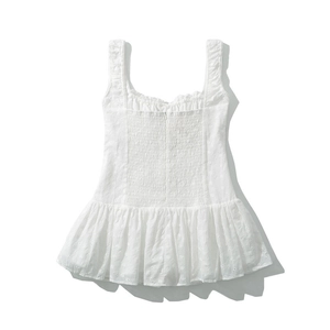 Abito francese in cotone bianco ricamato con scollo quadrato e spalline a balze